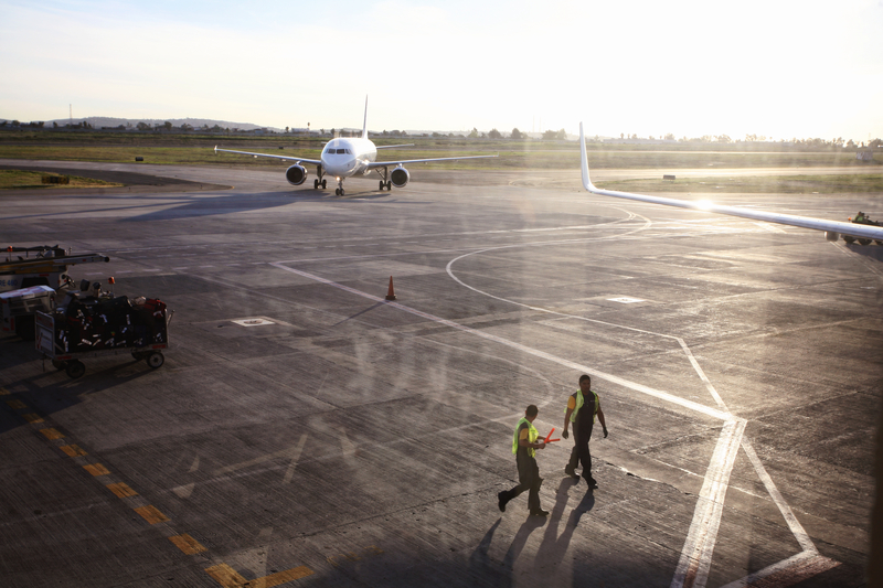 El Aeropuerto de Tijuana se ubica a 9 km del centro de la ciudad de Tijuana y a 29 km de San Diego. 