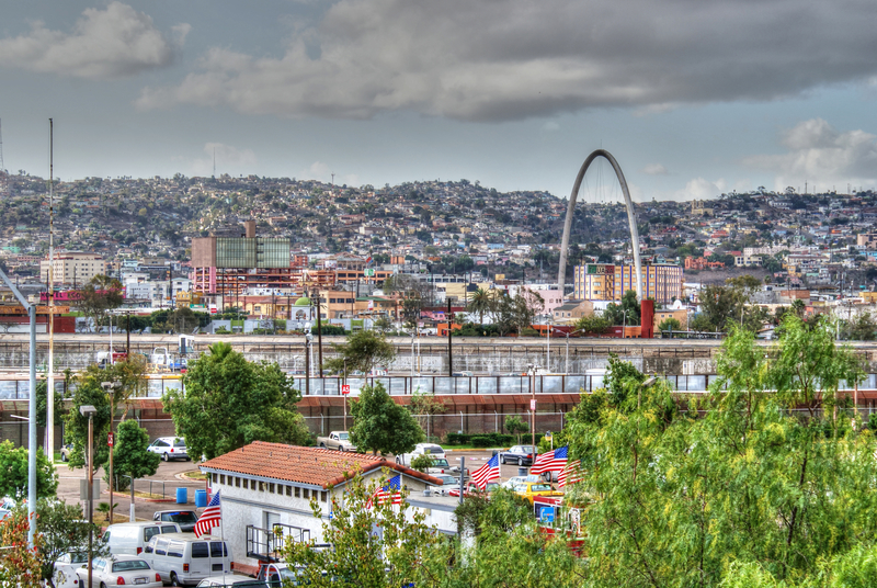 El Aeropuerto TIJ presta servicio a las ciudades de Tijuana y San Diego. 